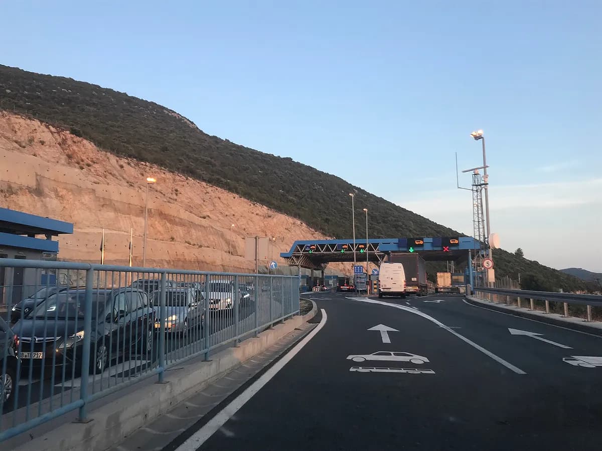 Vozila na graničnom prelazu Neum I pri ulasku u Bosnu i Hercegovinu