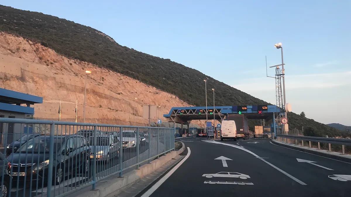Vozila na graničnom prelazu Neum I pri ulasku u Bosnu i Hercegovinu