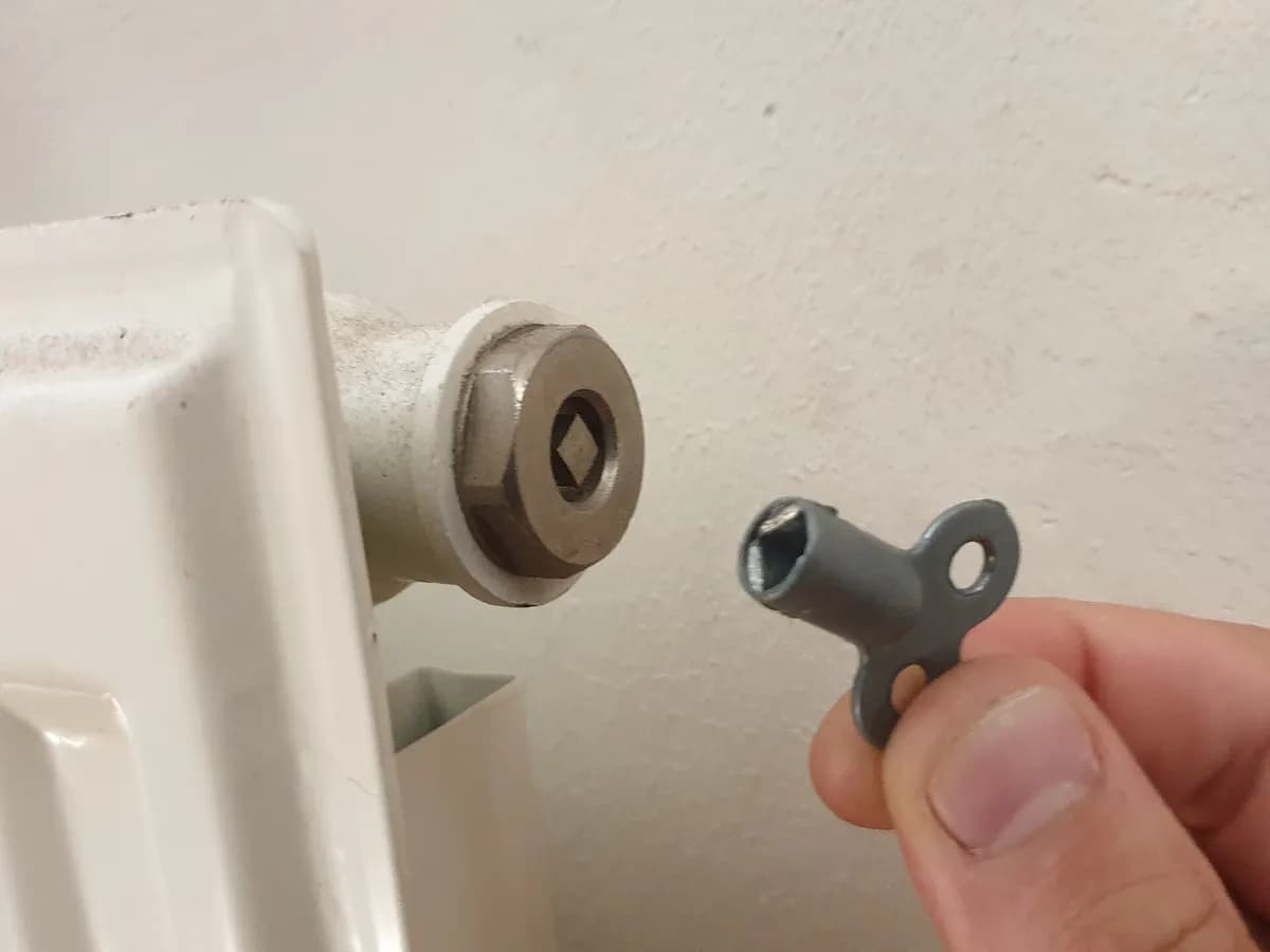 Ključ u ventilu za odzračivanje radijatora