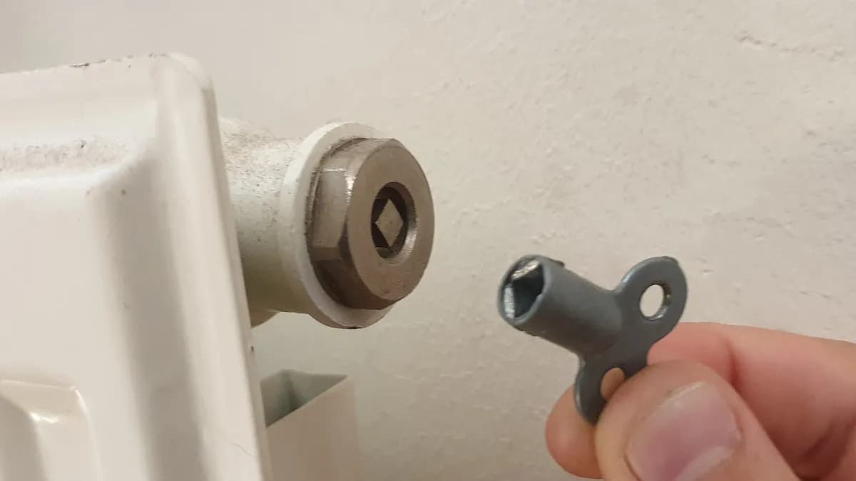 Ključ u ventilu za odzračivanje radijatora