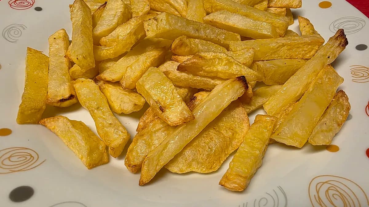 Ilustracija: porcija pomfrita; fotografija ne prikazuje pomfrit pripremljen postupkom opisanim u tekstu.