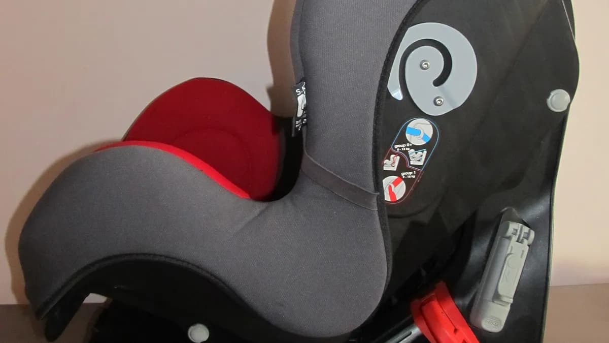 Dječija autosjedalica sa sigurnosnim pojasevima