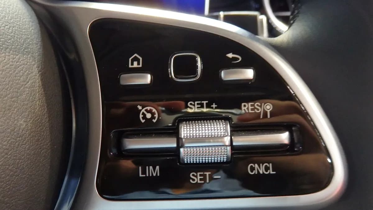 Tipke za tempomat i asistente vožnje na upravljaču automobila